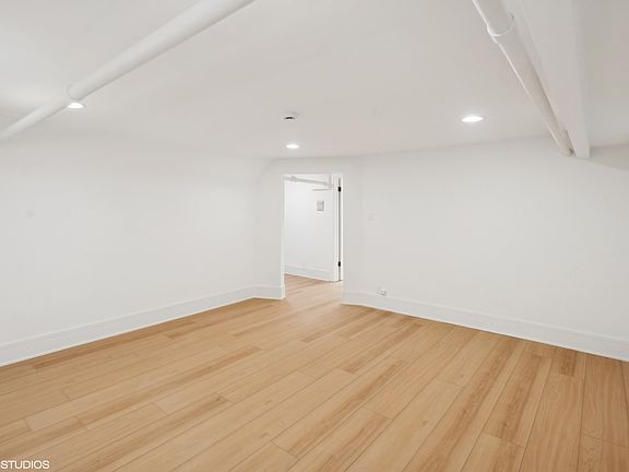 3rd image of 642 W Aldine Ave #G