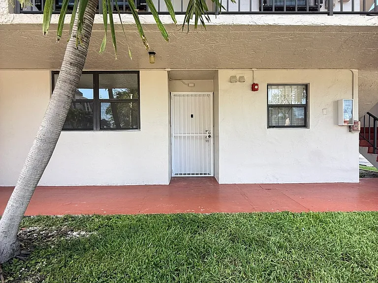 8881B Fontainebleau Blvd — Photo 2