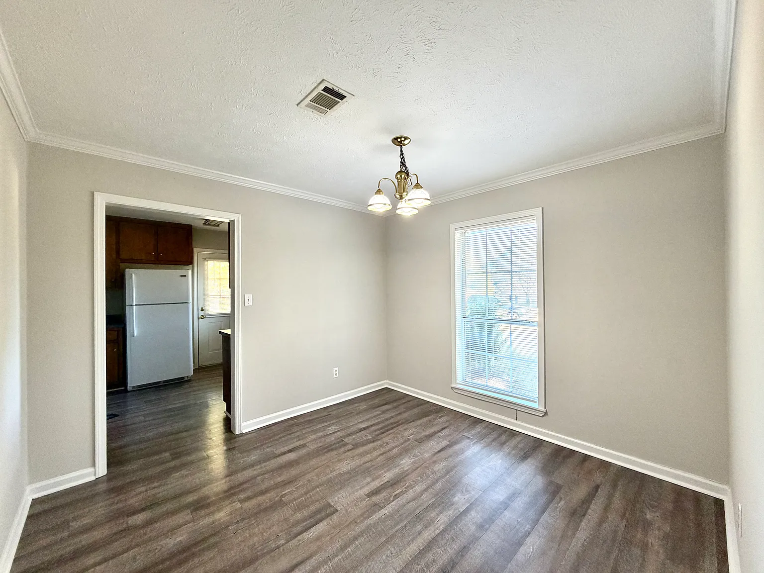 3 bed, $1,400 — Photo 4