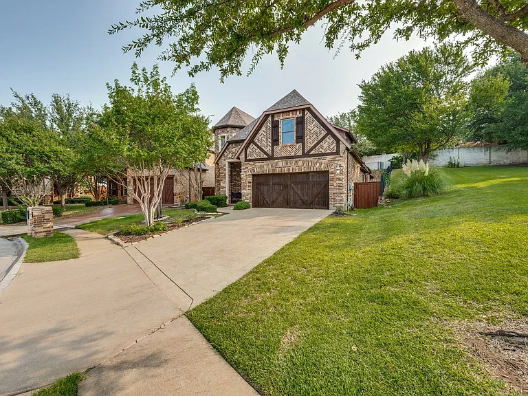 4046 E Hill Dr — Photo 2