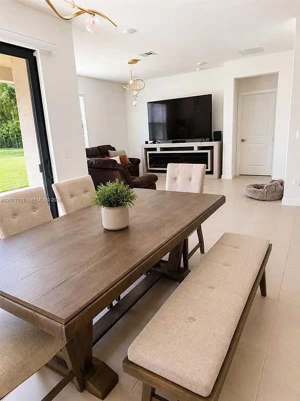 4 bed, 2.0 bath, 1811 sqft, $3,500 — Photo 4