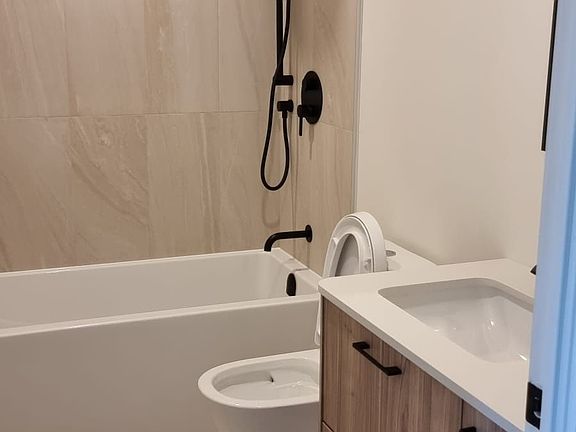 4th image of 109 Erskine Ave #1204