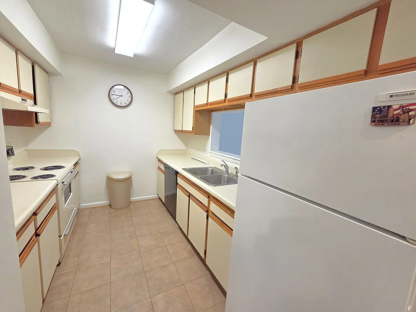 3 bedroom/ 1.5 bathroom- The Midlands — Photo 4