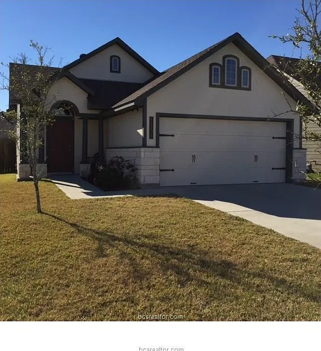 3 bed, 1178 sqft, $1,900 — Photo 1