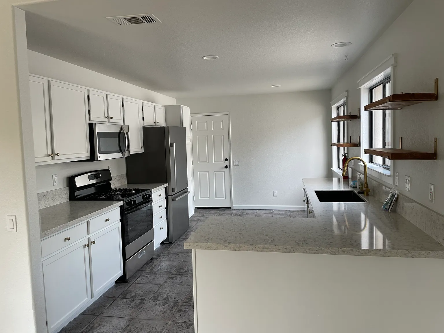 3 bed, 1281 sqft, $3,800 — Photo 1