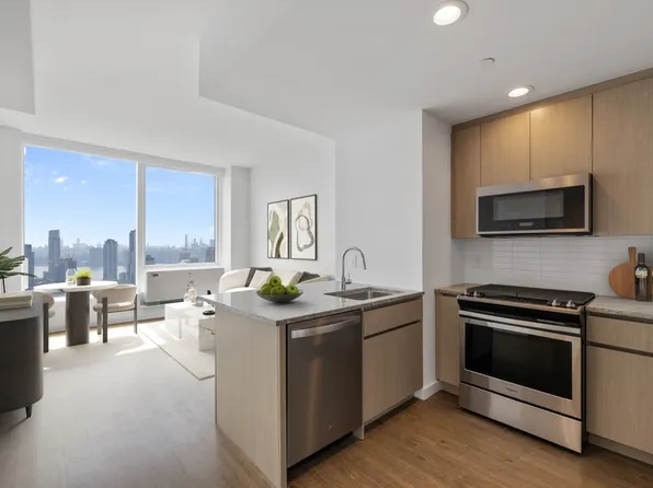 22-44 Jackson Avenue image 4 of 31