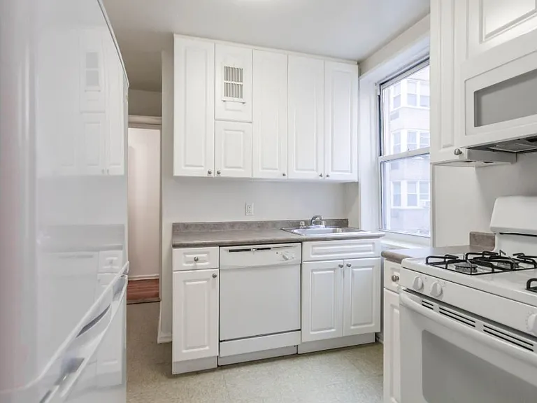 40 Barker Avenue — Photo 6