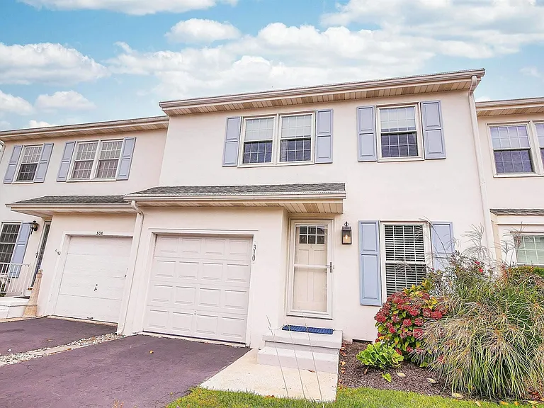 310 Seashell Ln — Photo 2