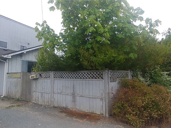 2nd image of 2527 E Grand Ave