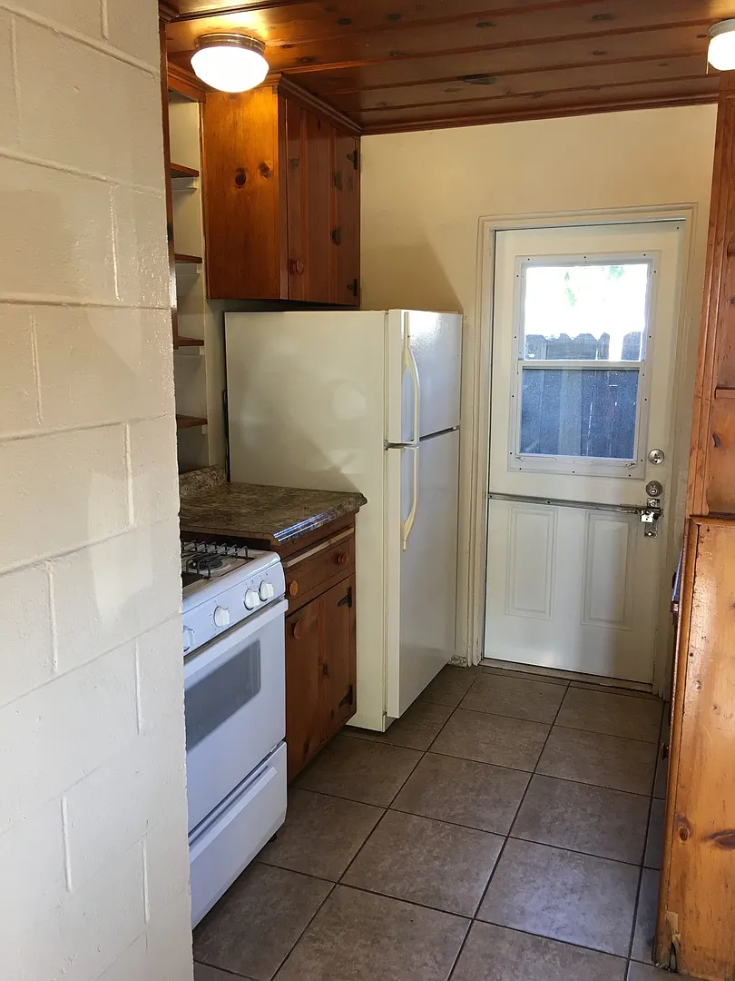 1 Bedroom House In Marysville! Available Now!! — Photo 1