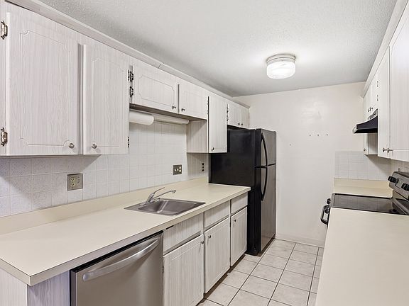 5th image of 6 Greenbriar Dr APT 104