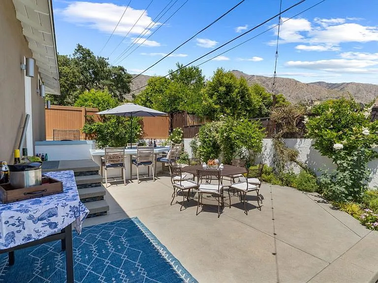 2030 N Altadena Dr — Photo 40