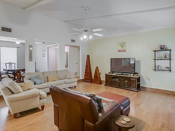 4th image of 2710 Renwick Dr