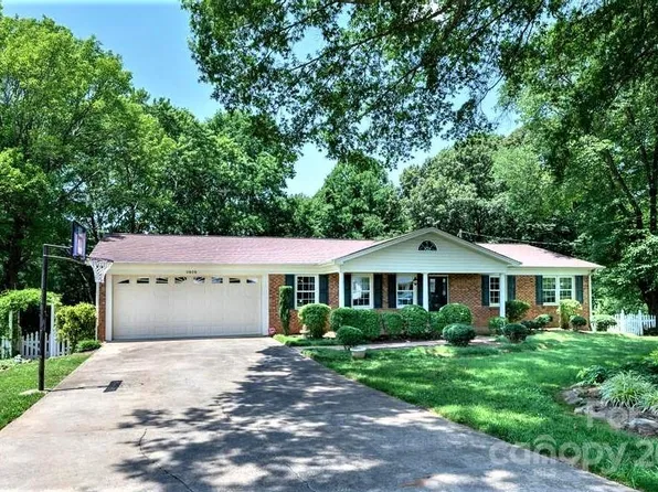 3805 22nd Street Ct NE, Hickory, NC 28601