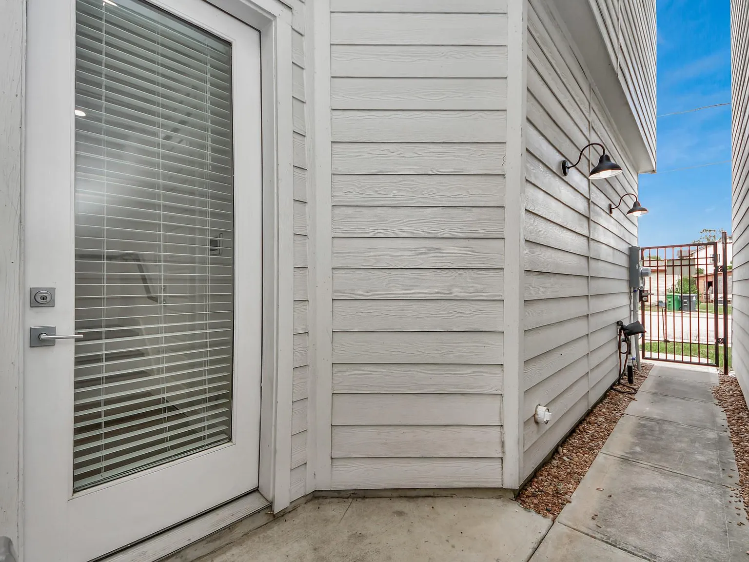 3 bed, 2.5 bath, 1652 sqft, $2,100 — Photo 4