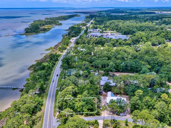 104 Bay Colony Way, Apalachicola, FL 32320