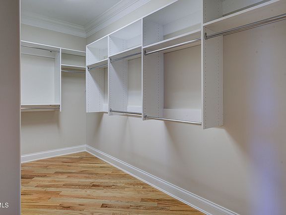27th image of 405 Heather View Dr
