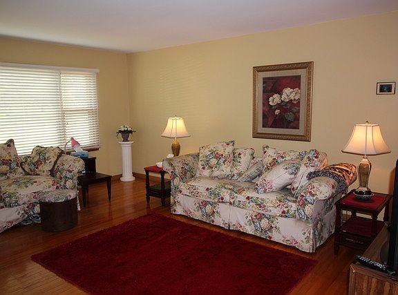 2nd image of 952 N Edgelawn Dr