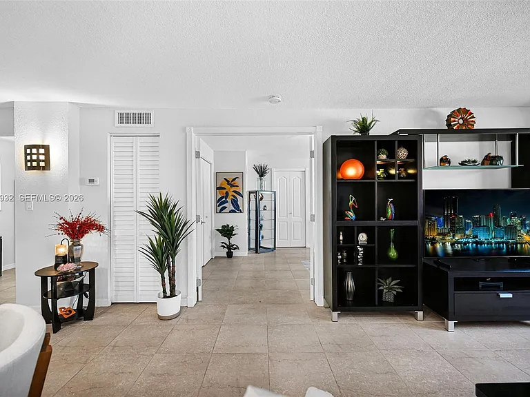 1334 Collins Ave #403 — Photo 6