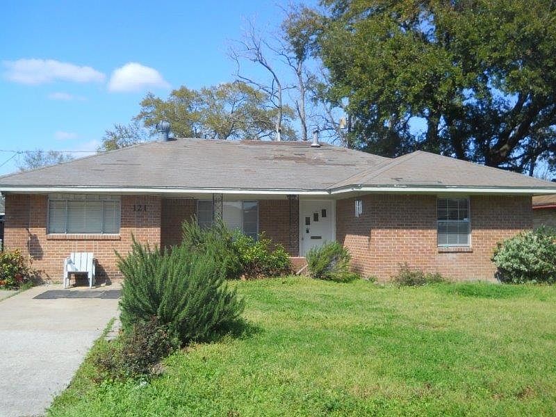 1st image of 121 E Riverwood Dr