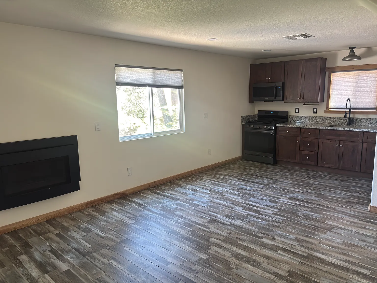 2 bed, 1.5 bath, 840 sqft, $1,600 — Photo 2