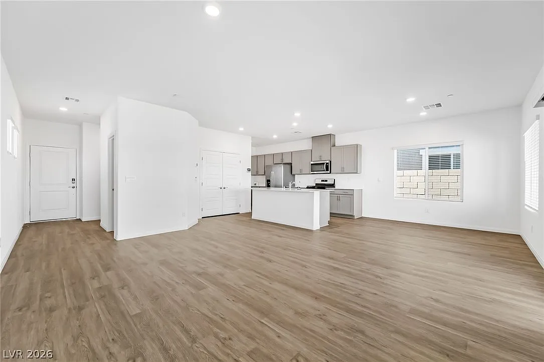 4 bed, 3.0 bath, 1802 sqft, $2,340 — Photo 4