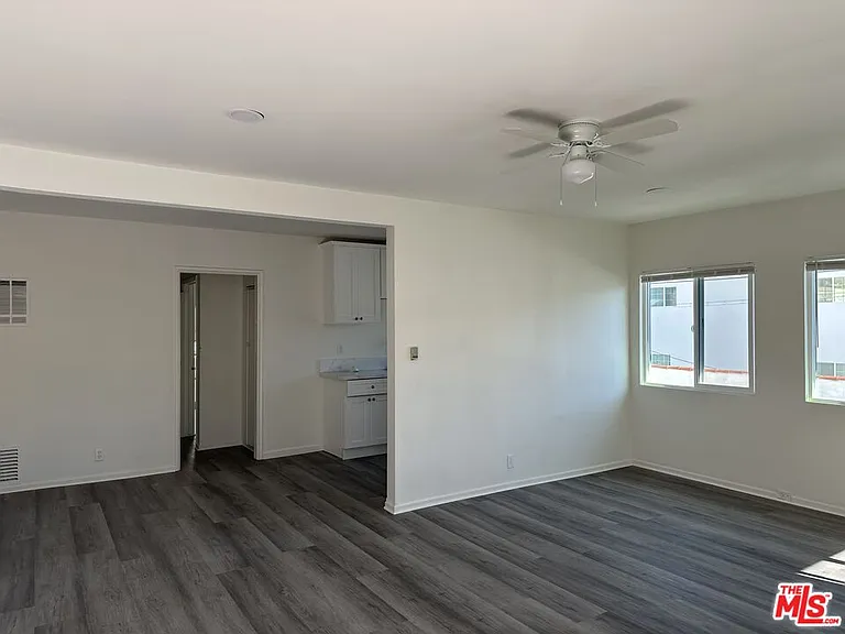 342 1/2 S Serrano Ave — Photo 4