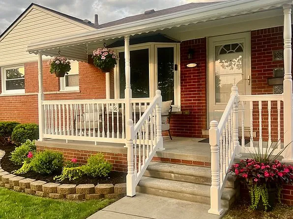 2461 Grange Rd, Trenton, MI 48183