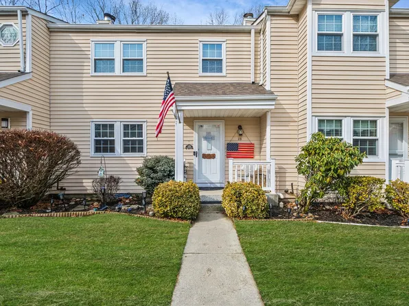 23 Franklin Commons, Yaphank, NY 11980