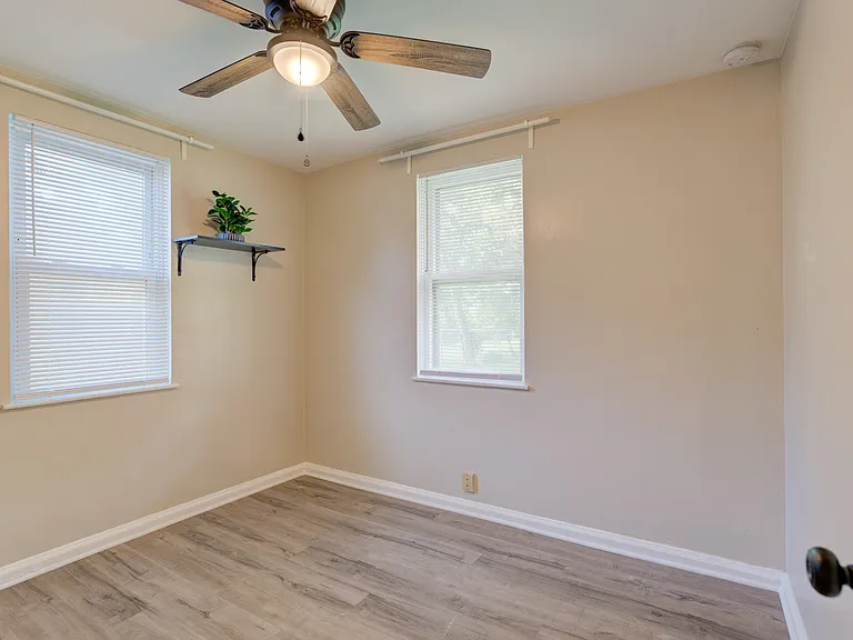 2411 Harris St — Photo 15