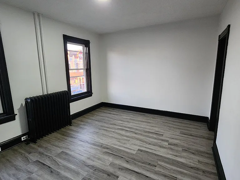 330 W Greenwich St #2 — Photo 4
