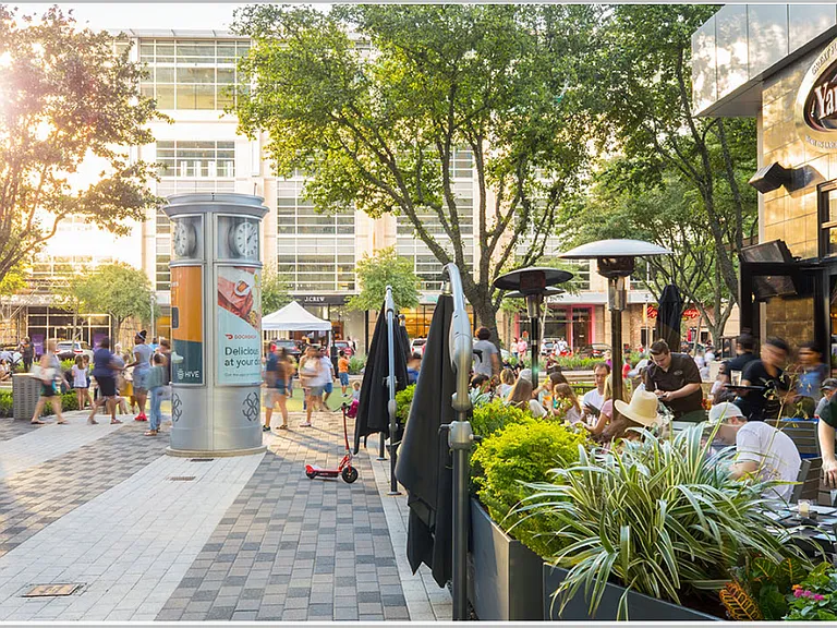 12 minutes to shops and restaurants at City Center