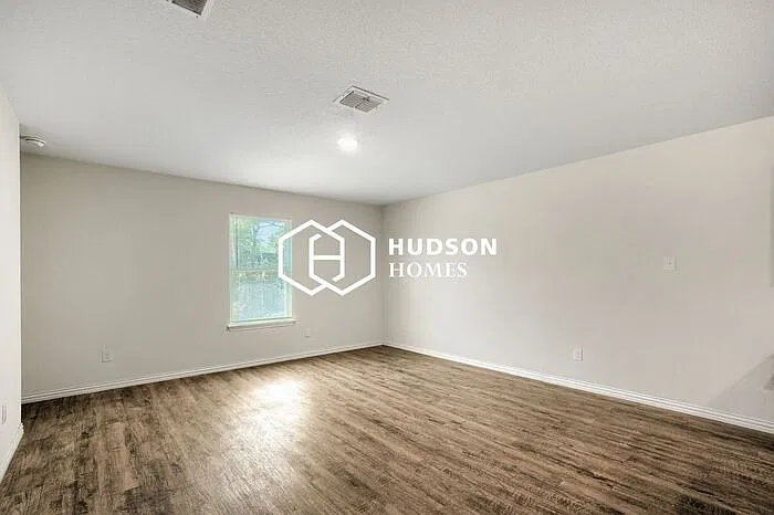 3 bed, 2.0 bath, 1028 sqft, $1,375 — Photo 3
