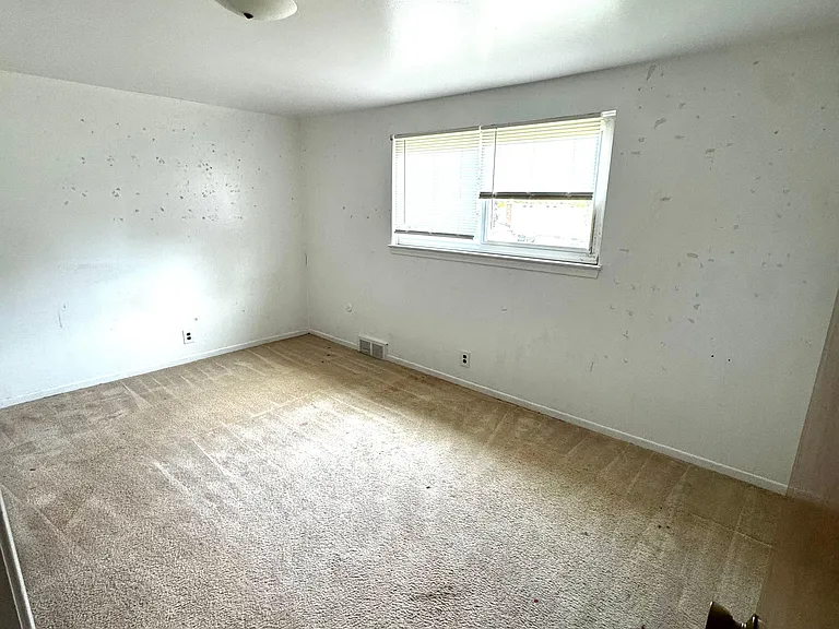 10922 Chicago Rd — Photo 18