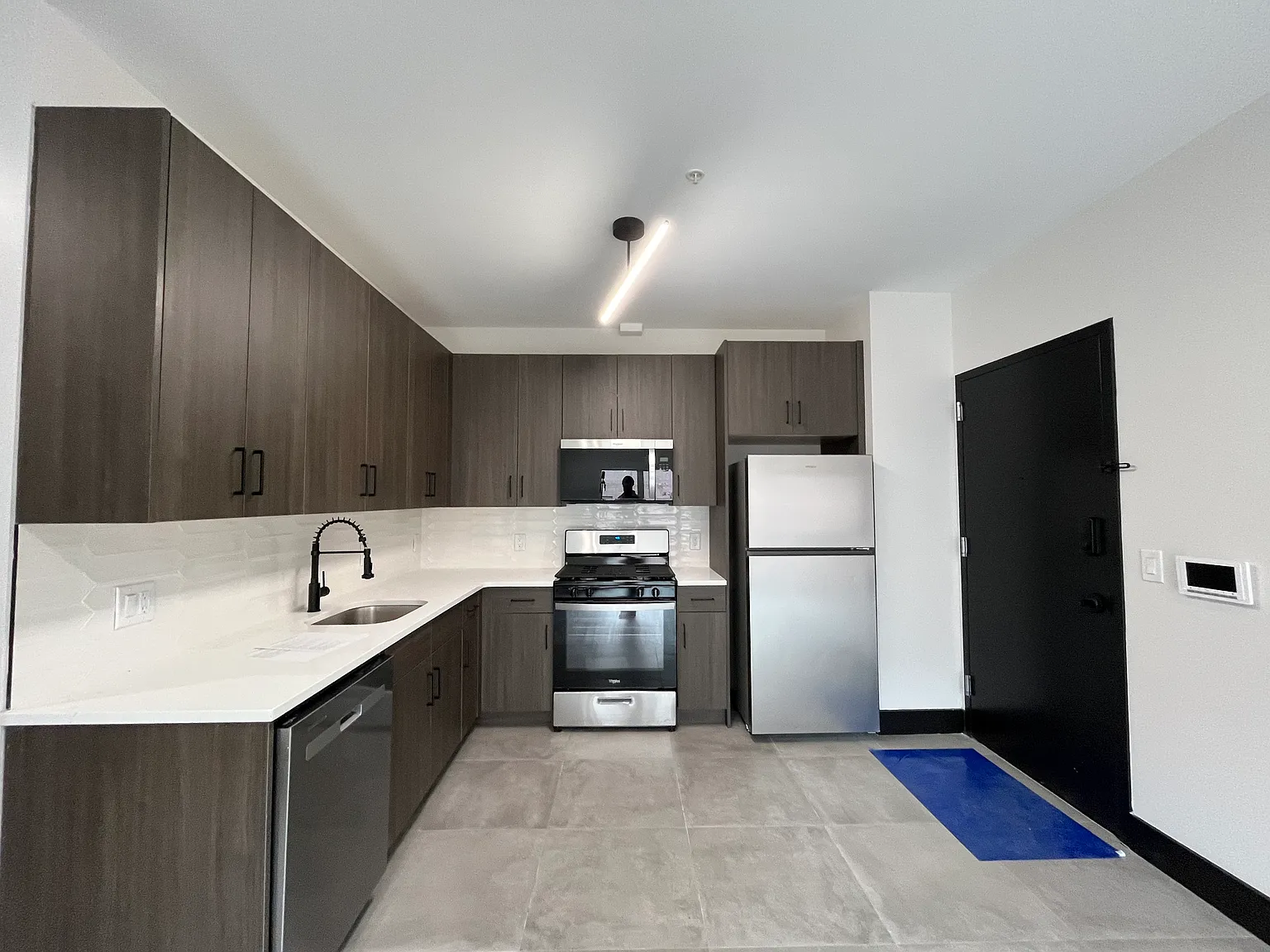 1 bed, 701 sqft, $2,300 — Photo 1
