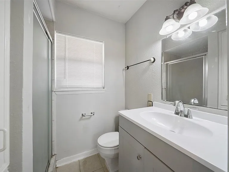 930 W 42nd St — Photo 24