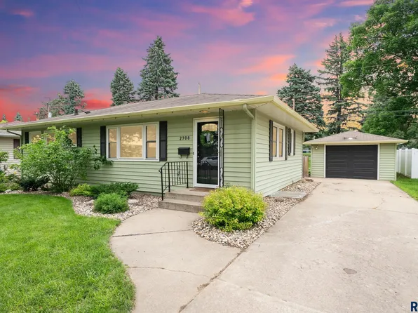 2708 S Prairie Ave, Sioux Falls, SD 57105