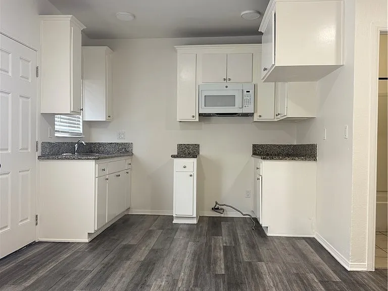 2284 Long Beach Blvd — Photo 10