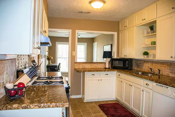 702 Broadmoor Dr — Photo 12