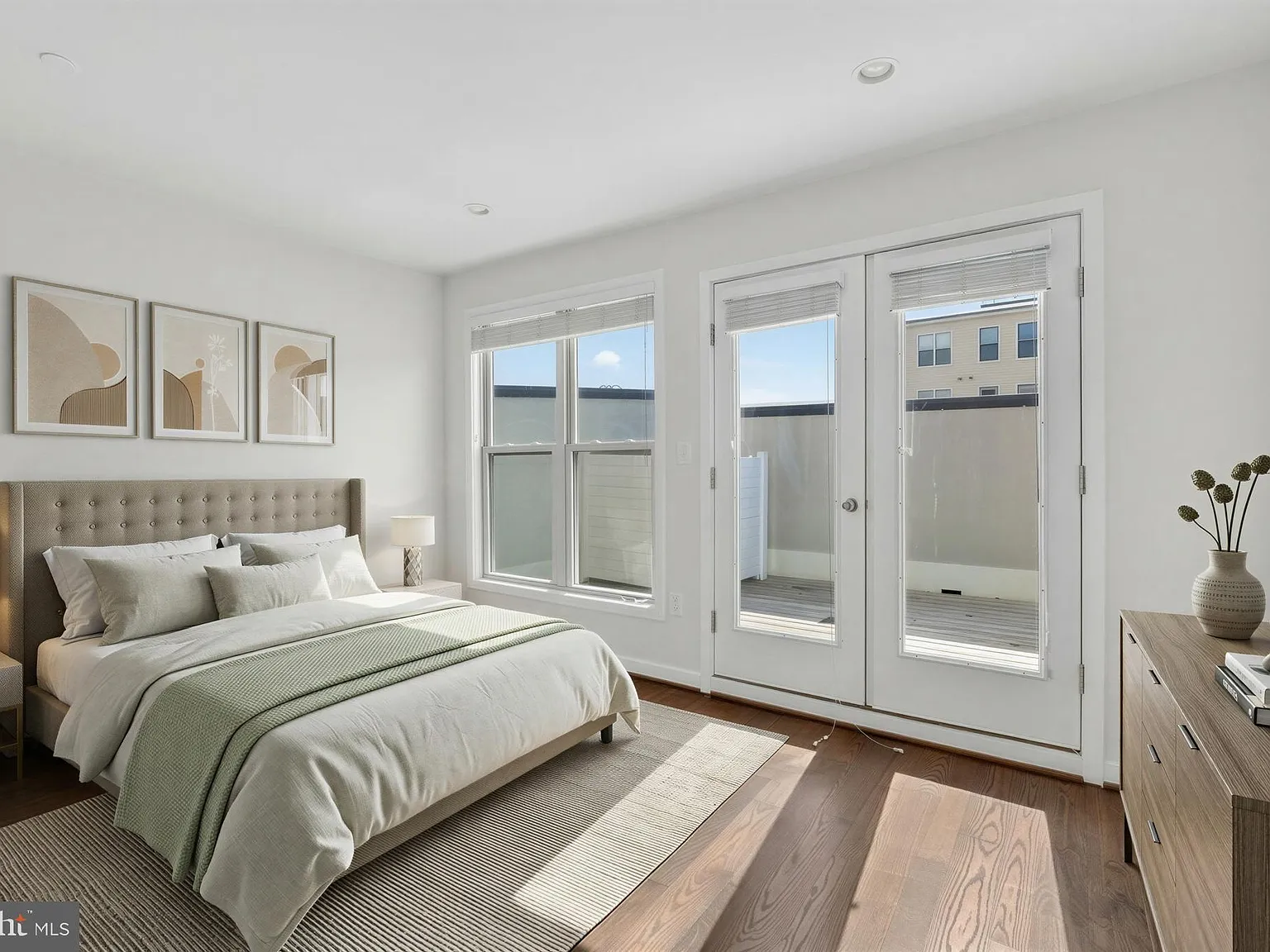 Rosa Condominiums — Photo 4
