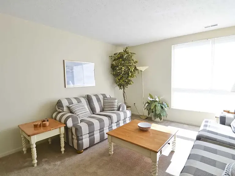 Woodlake Village Apartments — Photo 10