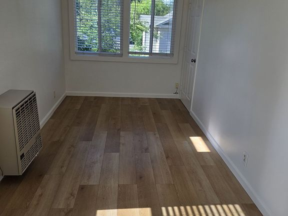 4th image of 934 Clark St