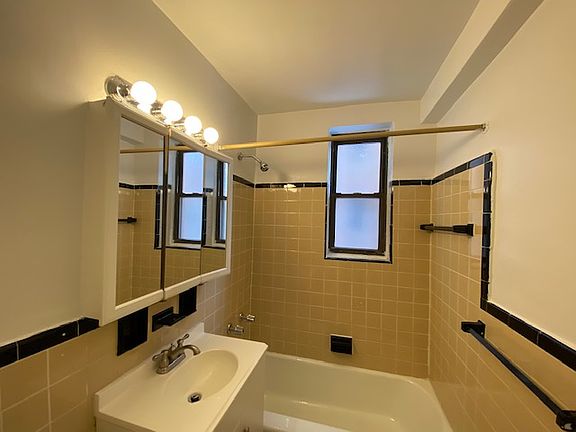 4th image of 3950 Blackstone Ave APT 3R