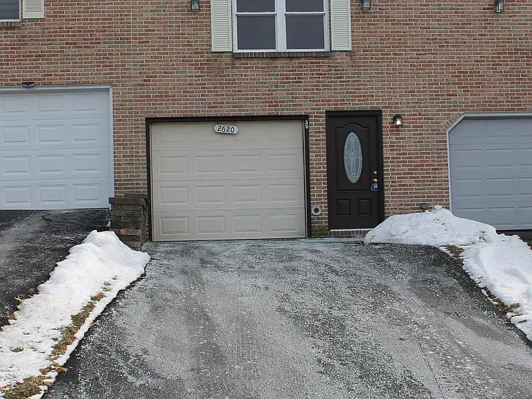 2620 Mountain Ln — Photo 2