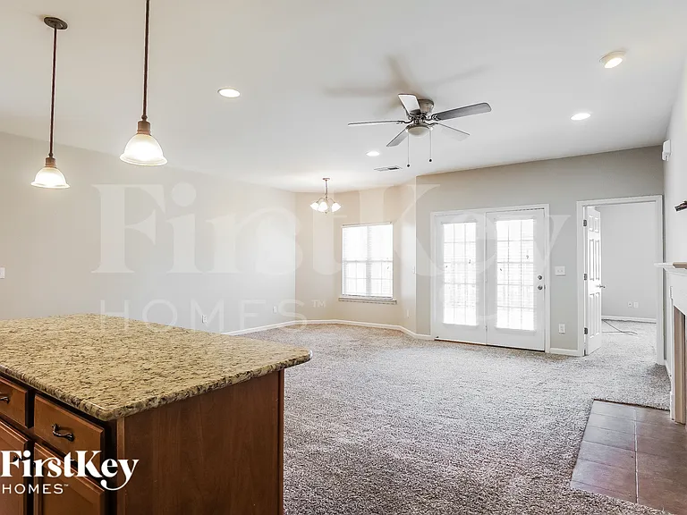 1092 Fairbank Ln — Photo 4