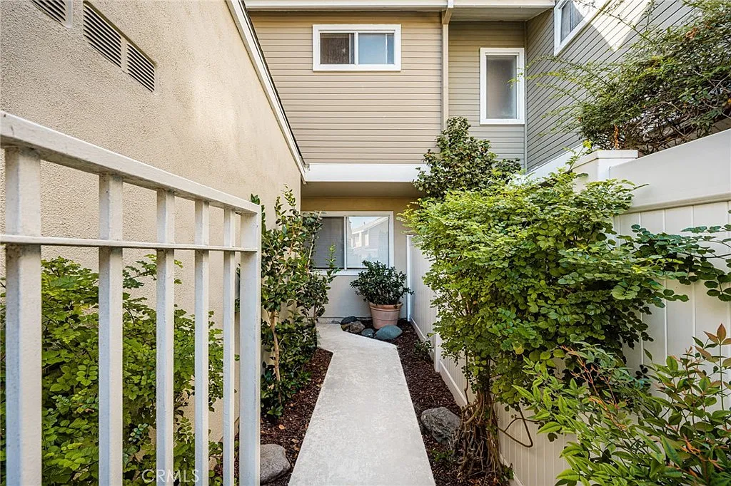 2 bed, 2.5 bath, 1223 sqft, $3,500 — Photo 2