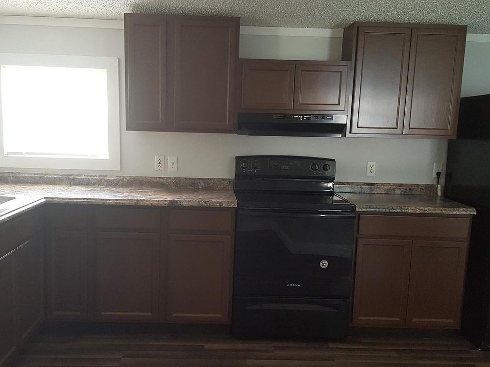 UPDATED KITCHEN - NEW APPLIANCES - GLASS TOP STOVE - BREAKFAST BAR