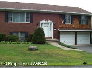 30 Elizabeth St, Dallas, PA 18612