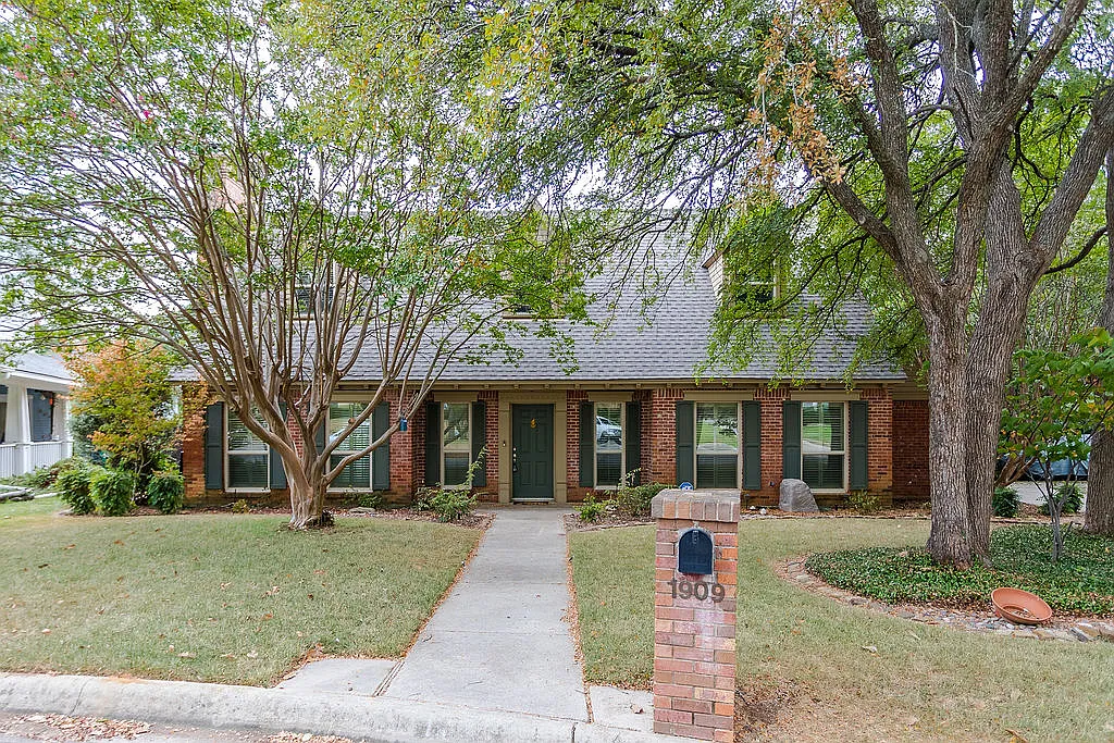 3 bed, 2.5 bath, 2082 sqft, $2,650 — Photo 1