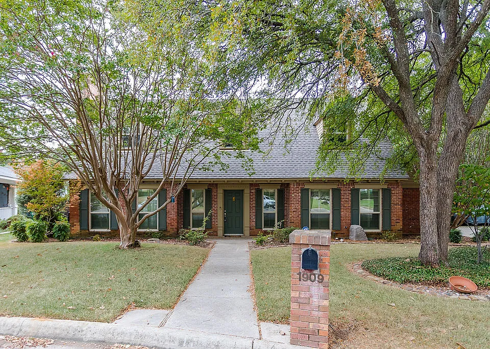 1909 Highland Park Cir